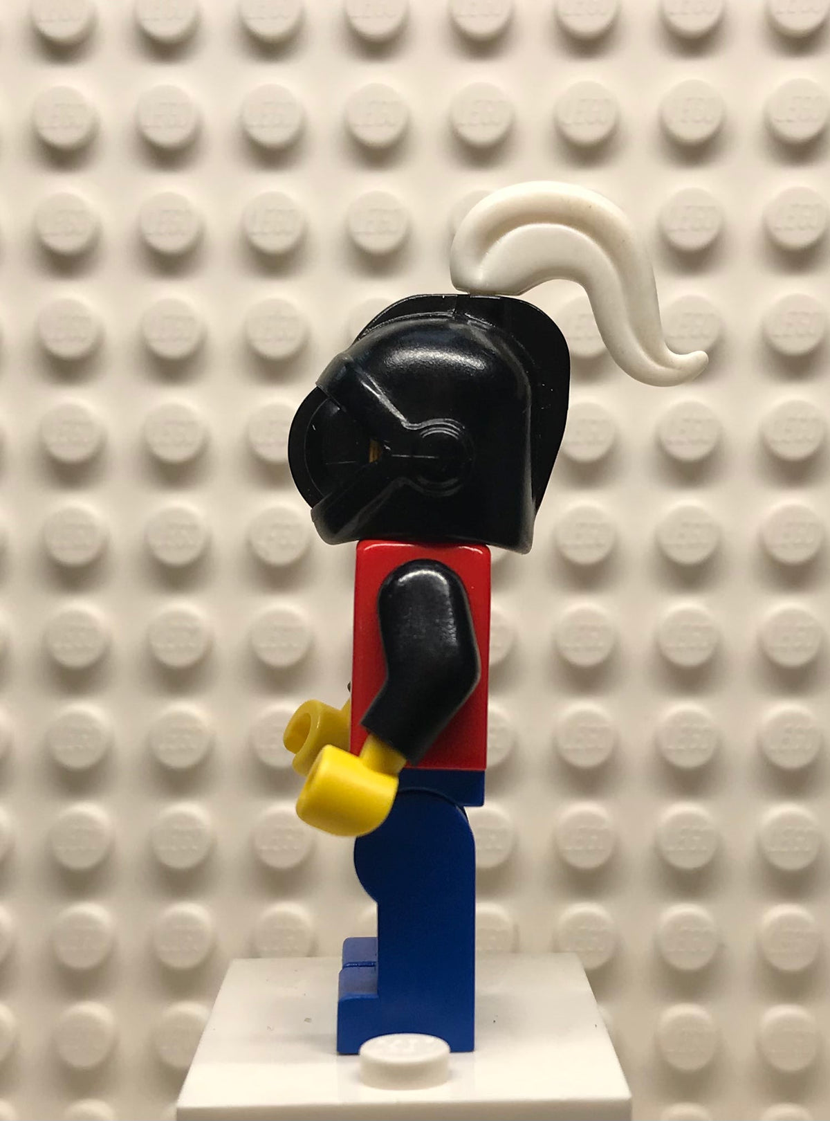 Scale Mail, Red with Black Arms, Blue Legs, Black Grille Helmet, White Plume, cas067
