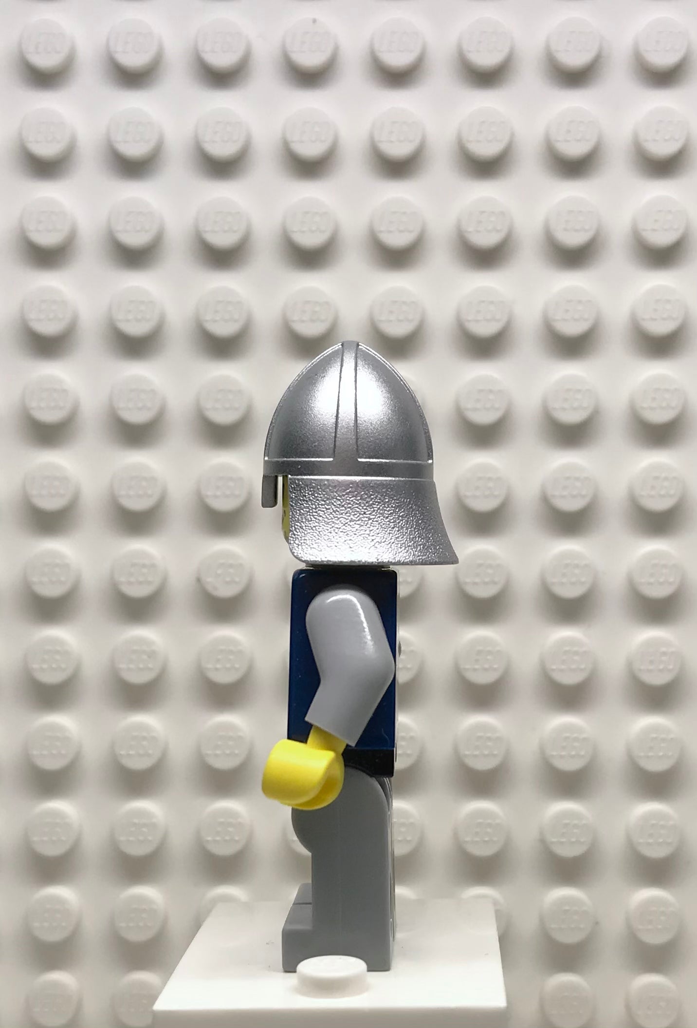 Fantasy Era, Crown Knight Scale Mail with Crown, Helmet with Neck Protector, Smirk and Stubble Beard, cas342