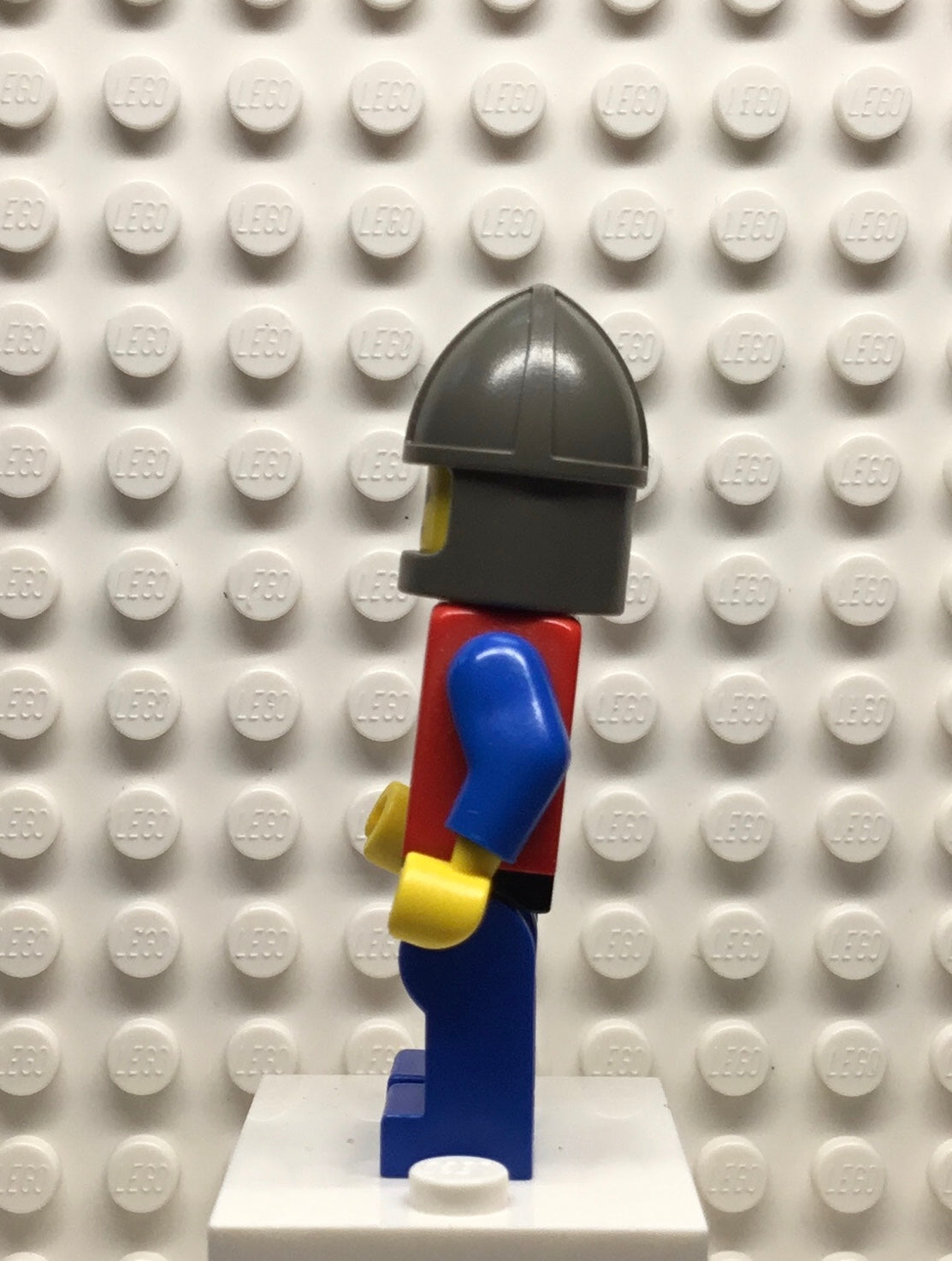 Crusader-Axe, Blue Legs with Black Hips, Dark Gray Chin-Guard, cas107