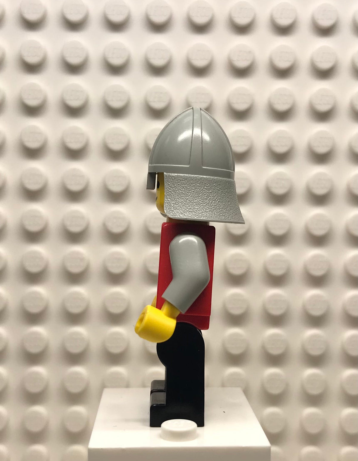 Classic Knight, Shield Red/Gray, Black Legs with Red Hips, Light Gray Neck-Protector, cas074