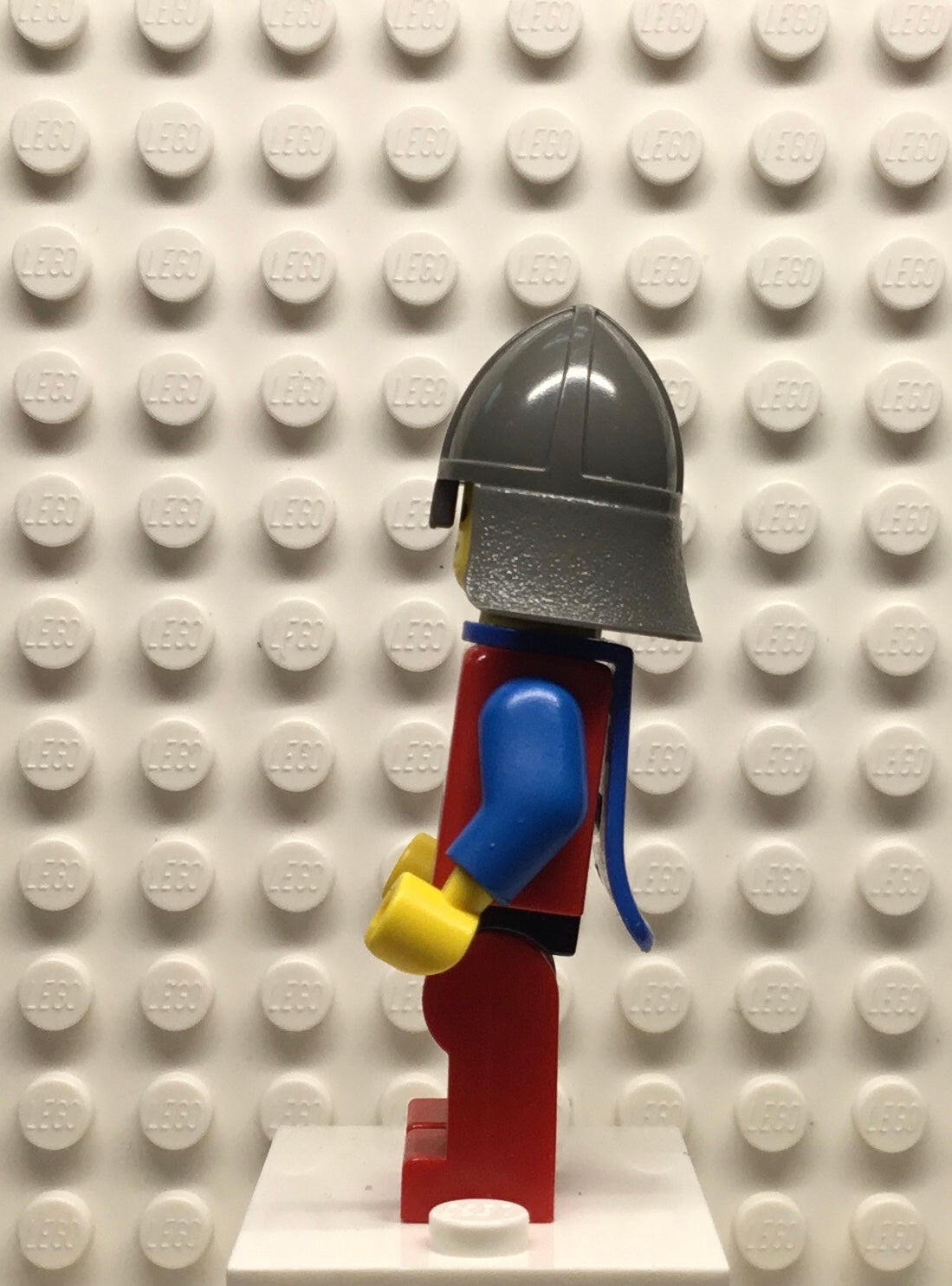 Crusader-Axe, Red Legs with Black Hips, Dark Gray Neck-Protector, Blue Plastic Cape, cas111a