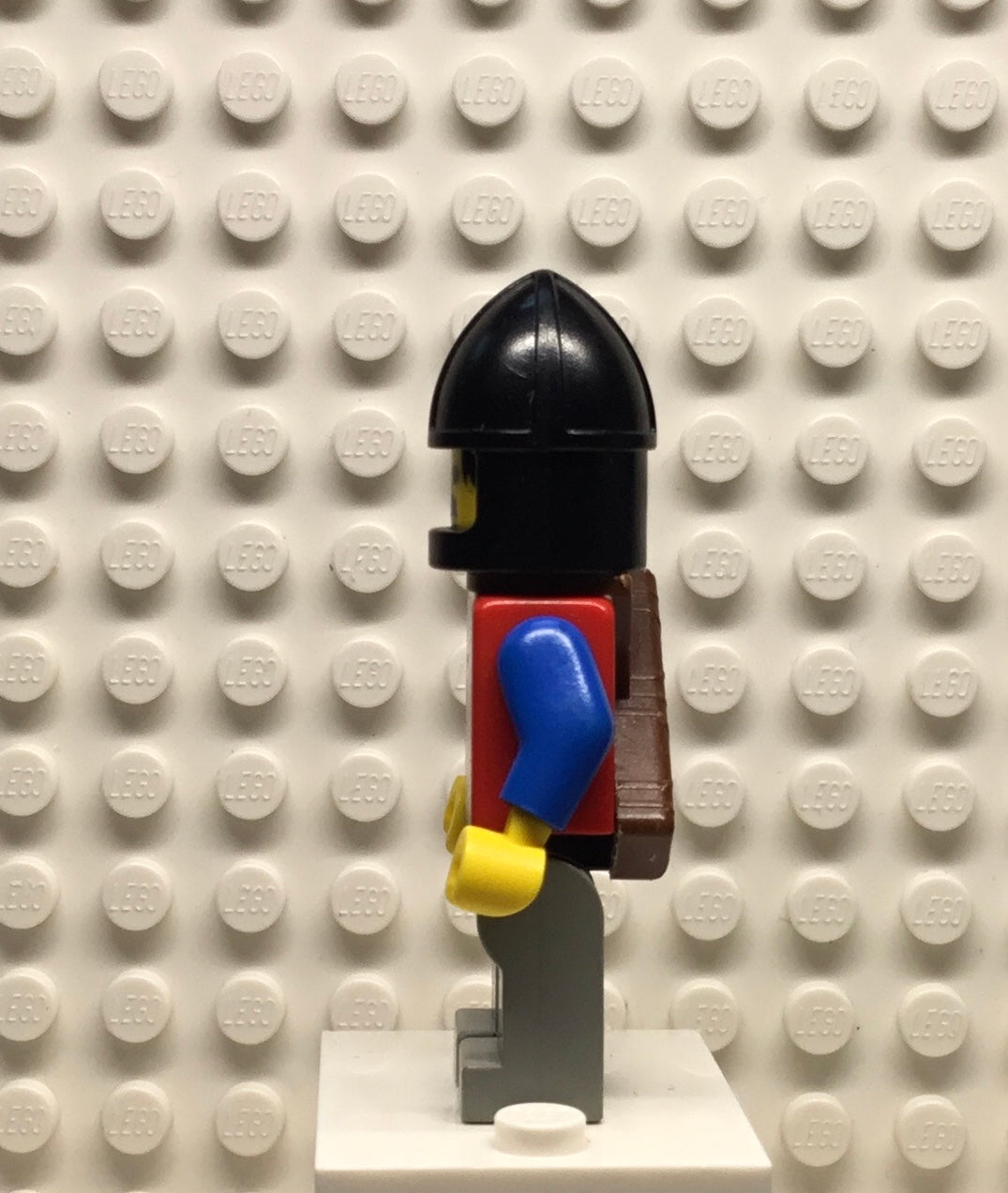 Dragon Knights, Knight 1, Light Gray Legs with Black Hips, Black Chin-Guard, Quiver. cas245