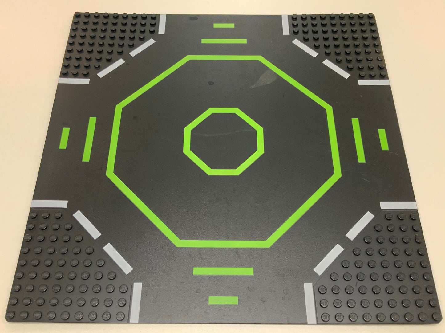 32x32 Road Baseplate 9-Stud Landing Pad with Green Octagon Pattern, Part# 6099p02