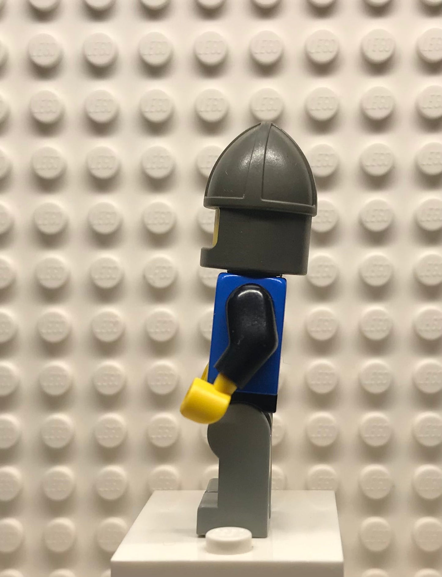 Black Falcon, Light Gray Legs with Black Hips, Dark Gray Chin-Guard, cas102