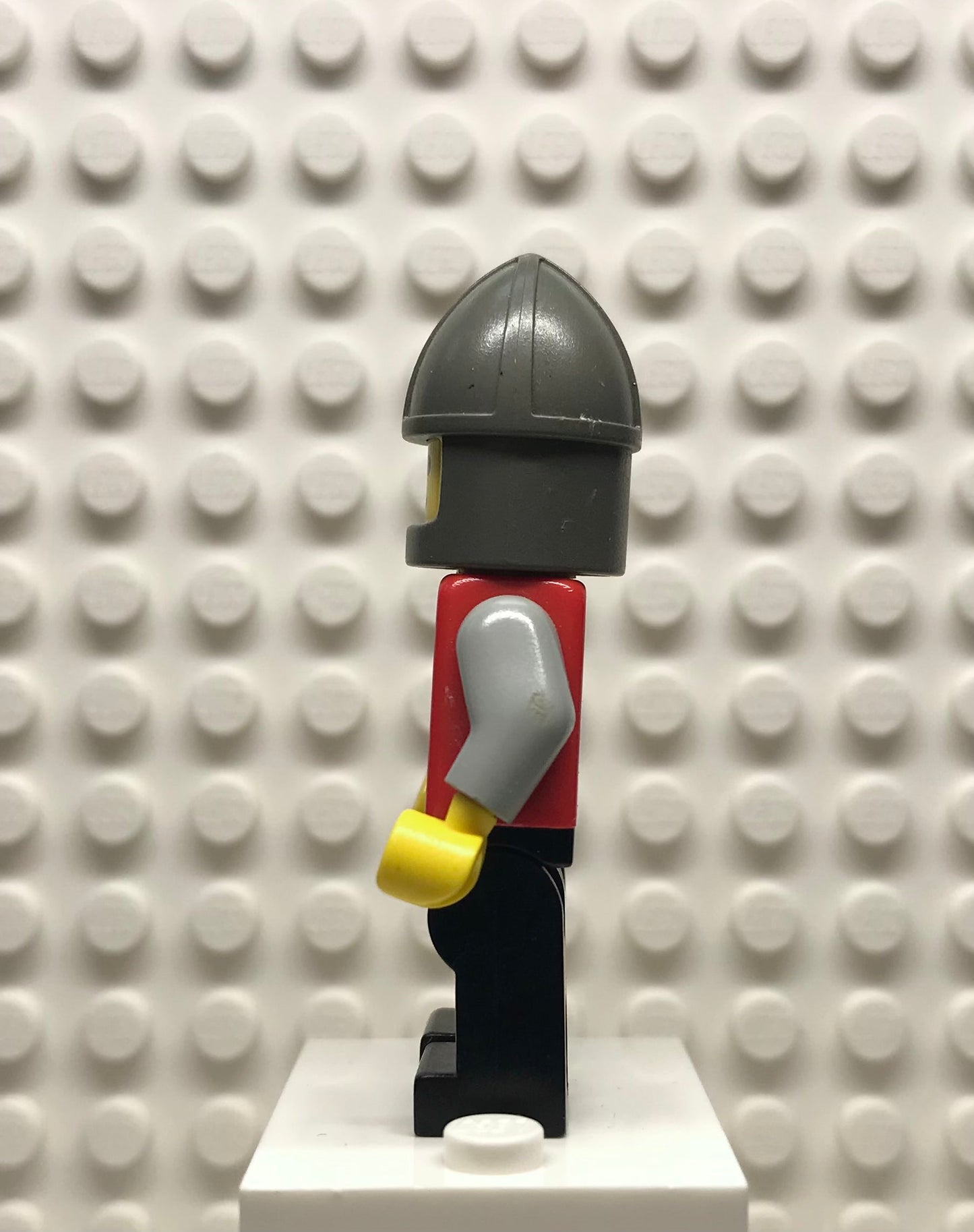 Classic Knight, Shield Red/Gray, Black Legs, Dark Gray Chin-Guard, cas002