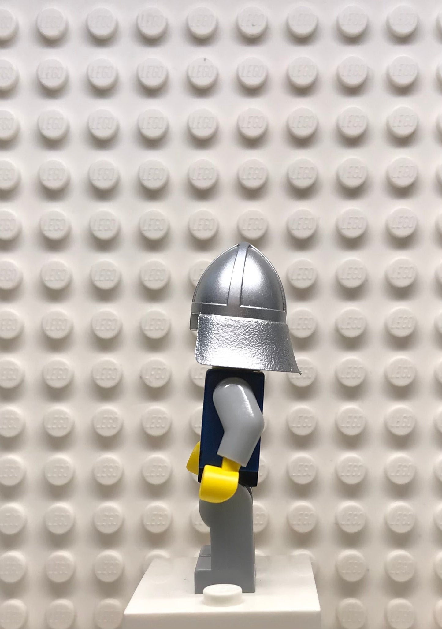 Fantasy Era, Crown Knight Scale Mail with Crown, Helmet with Neck Protector, White Moustache and Beard, cas343