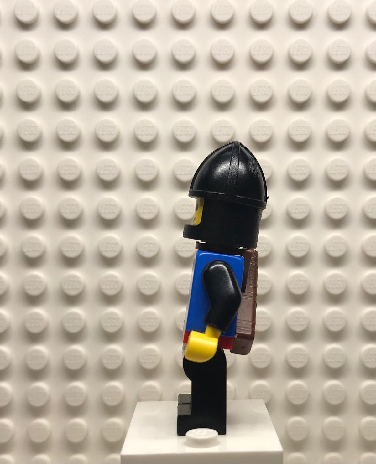 Black Falcon, Black Legs with Red Hips, Black Chin-Guard, Quiver, cas005