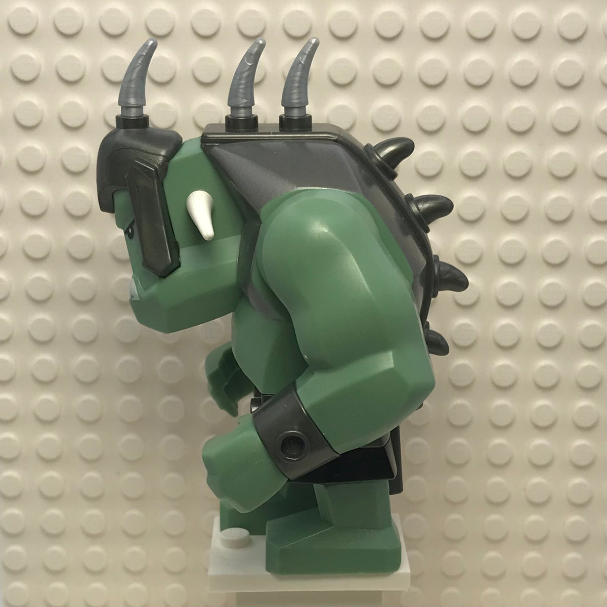 Fantasy Era, Troll, Sand Green with Pearl Dark Gray Armor, 2 White Horns and 3 Pearl Light Gray Horns, cas376
