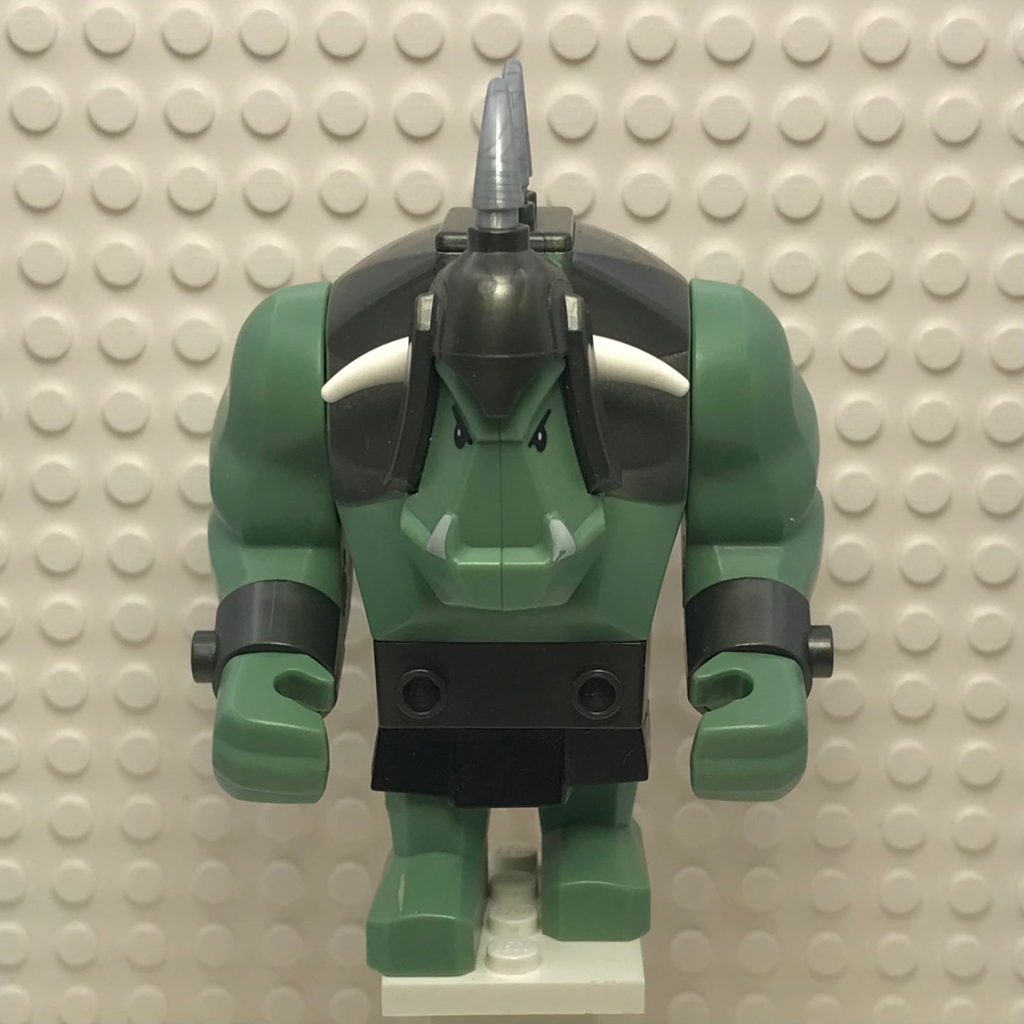 Fantasy Era, Troll, Sand Green with Pearl Dark Gray Armor, 2 White Horns and 3 Pearl Light Gray Horns, cas376