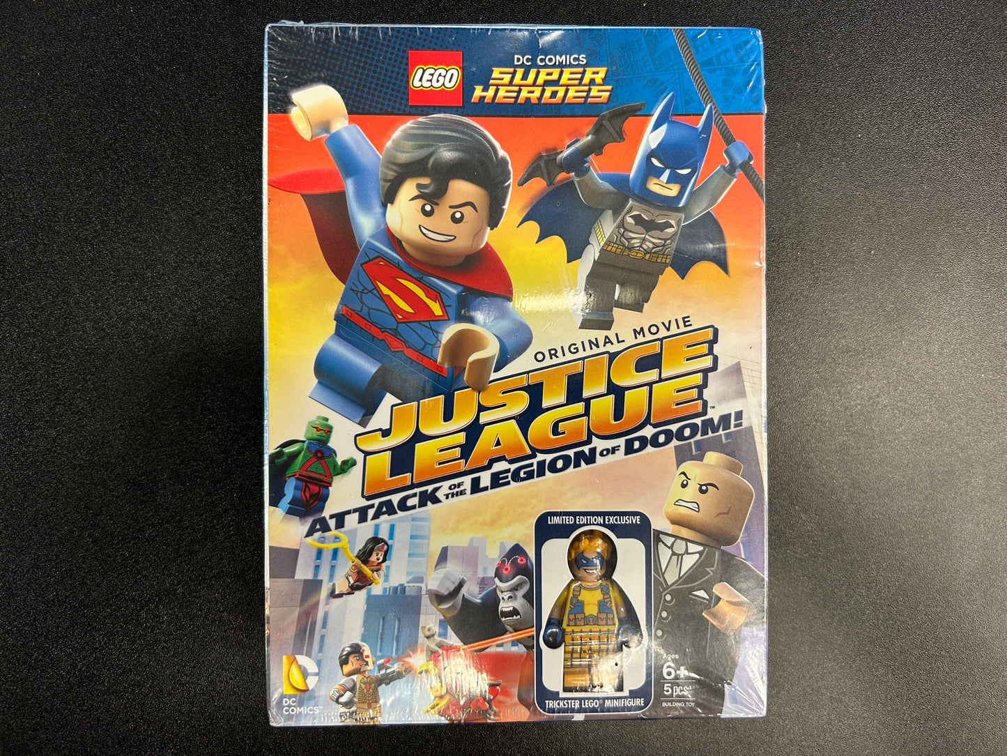 Justice League: Attack of the Legion of Doom! DVD with Minifigure sh0210