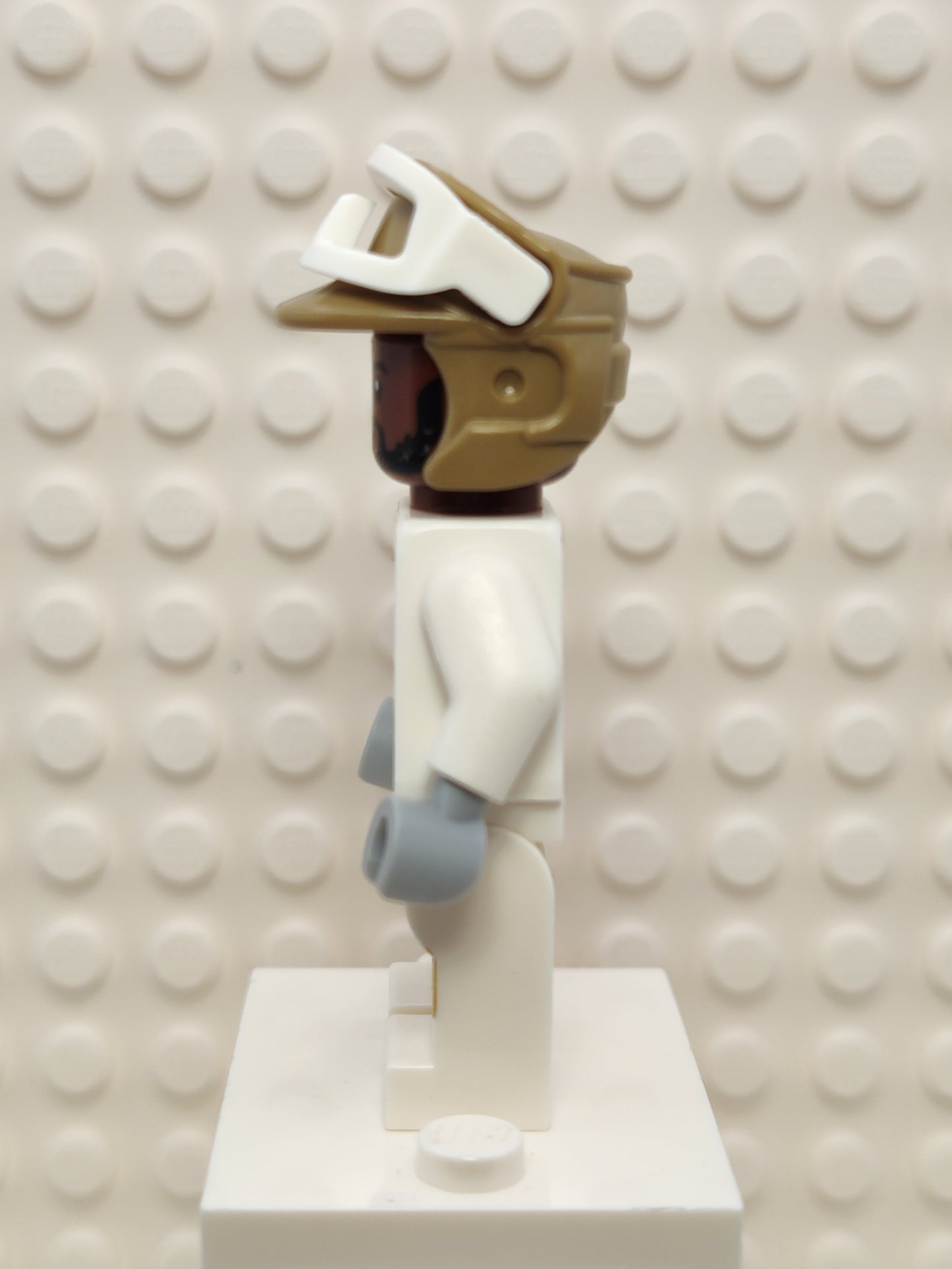 Hoth Rebel Trooper,  Dark Tan Helmet, Reddish Brown Head, sw1186