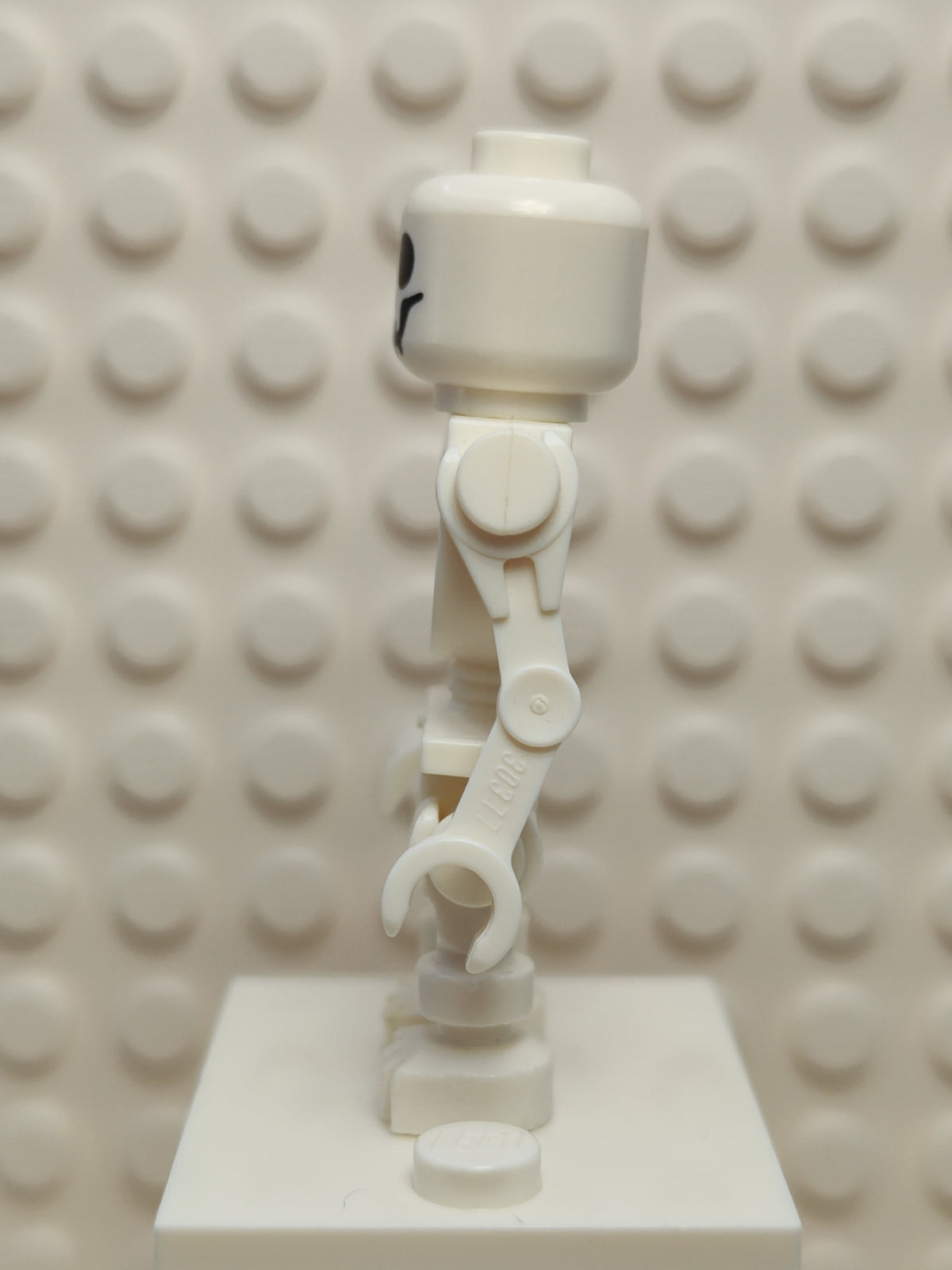 Skeleton, Fantasy Era Torso with Standard Skull, Mechanical Arms Bent, gen038 - LEGO® Pirates of the Caribbean