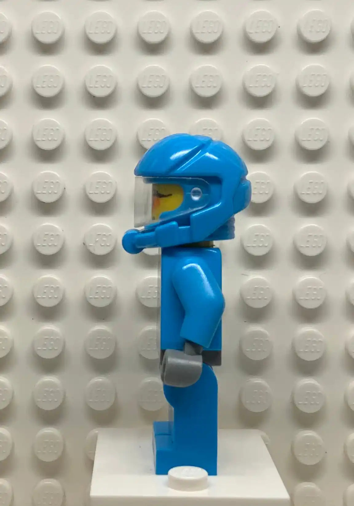 Alien Defense Unit Computer Specialist - Dark Bluish Gray Hips, ac001