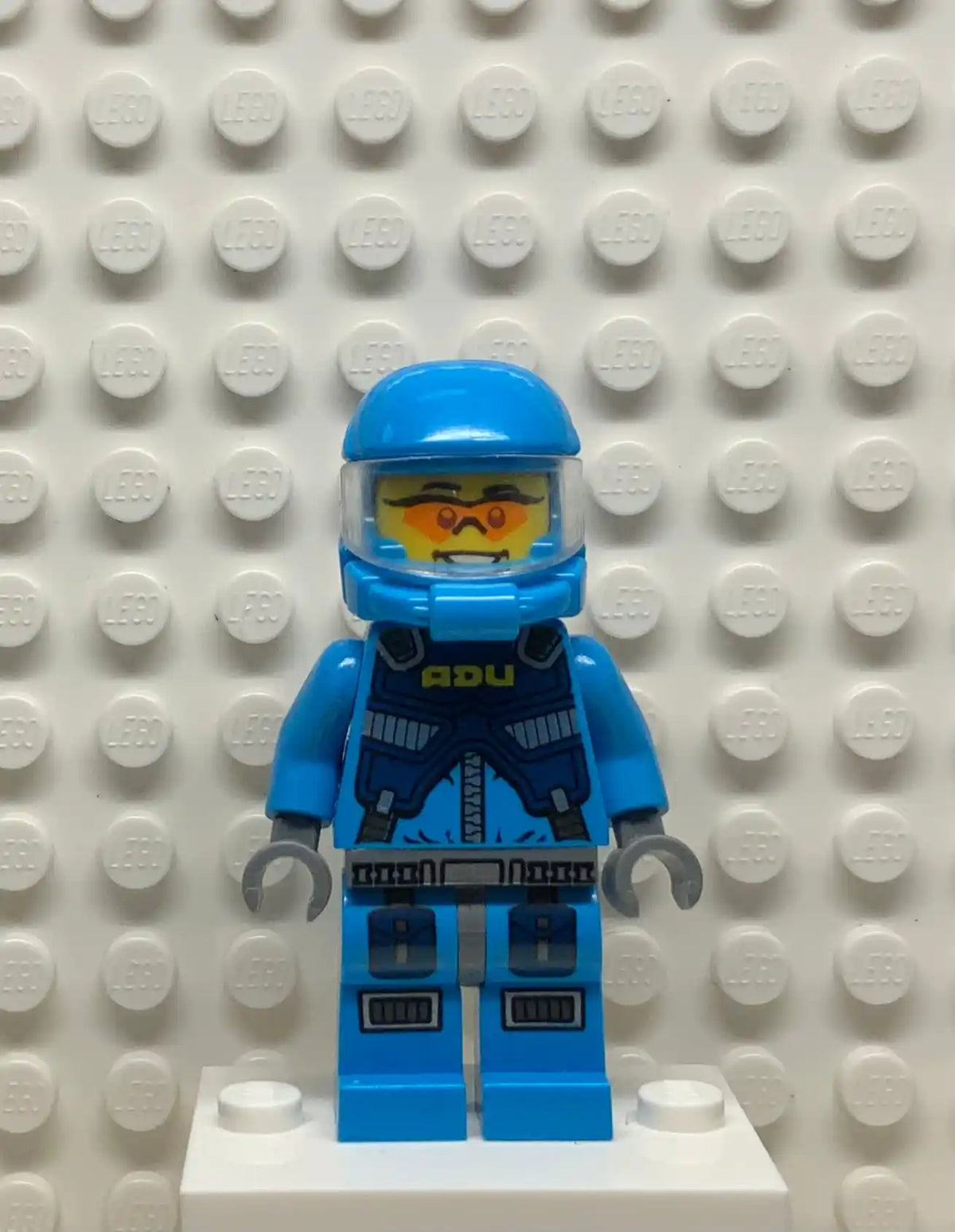 Alien Defense Unit Computer Specialist - Dark Bluish Gray Hips, ac001