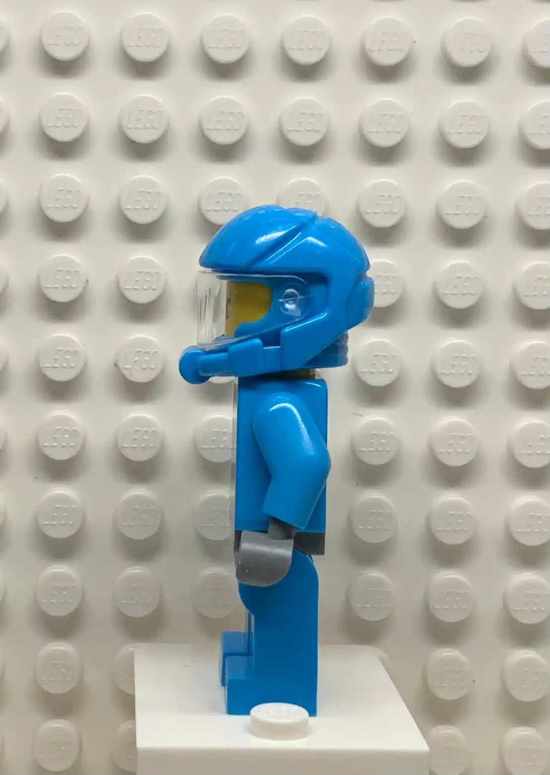 Alien Defense Unit Pilot - Dark Bluish Gray Hips, ac005