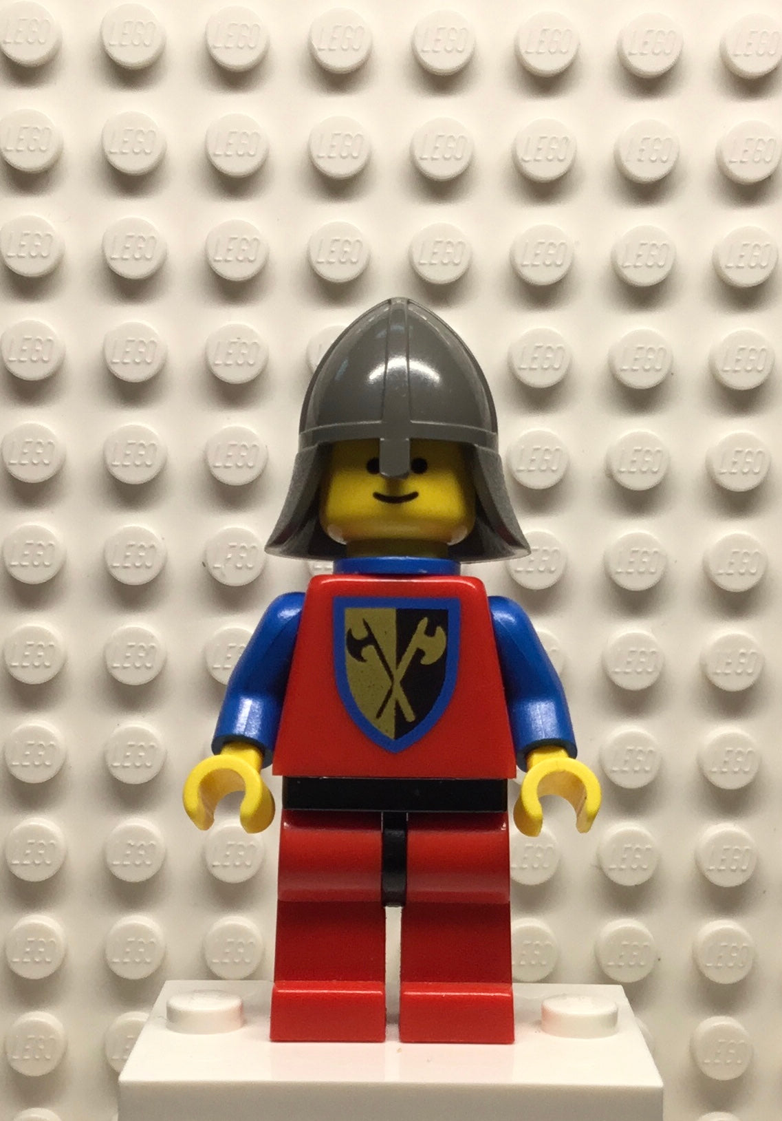 Crusader-Axe, Red Legs with Black Hips, Dark Gray Neck-Protector, Blue Plastic Cape, cas111a