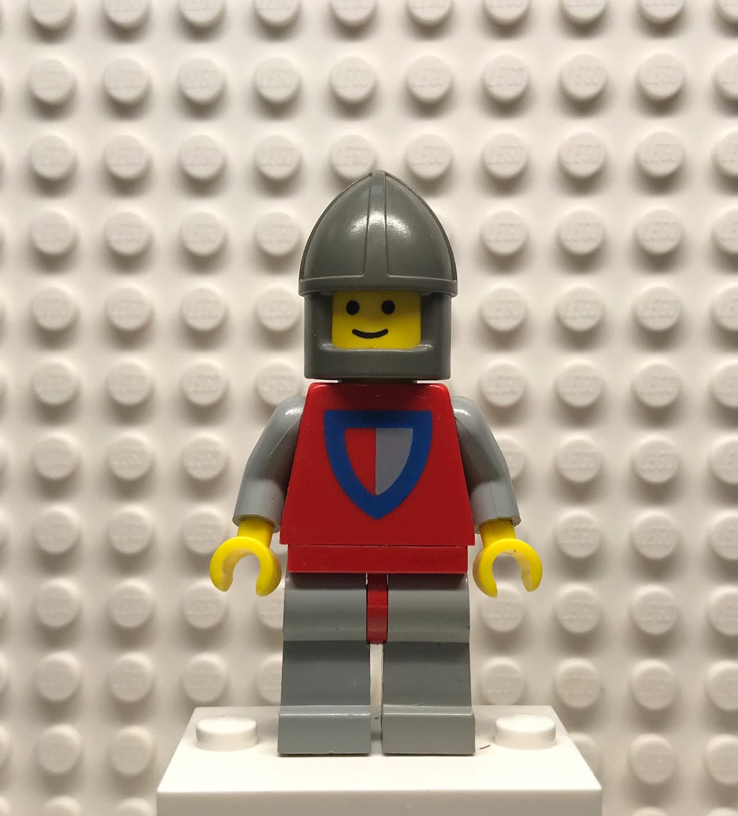 Classic Knight, Shield Red/Gray, Light Gray Legs with Red Hips, Dark Gray Chin-Guard, cas075