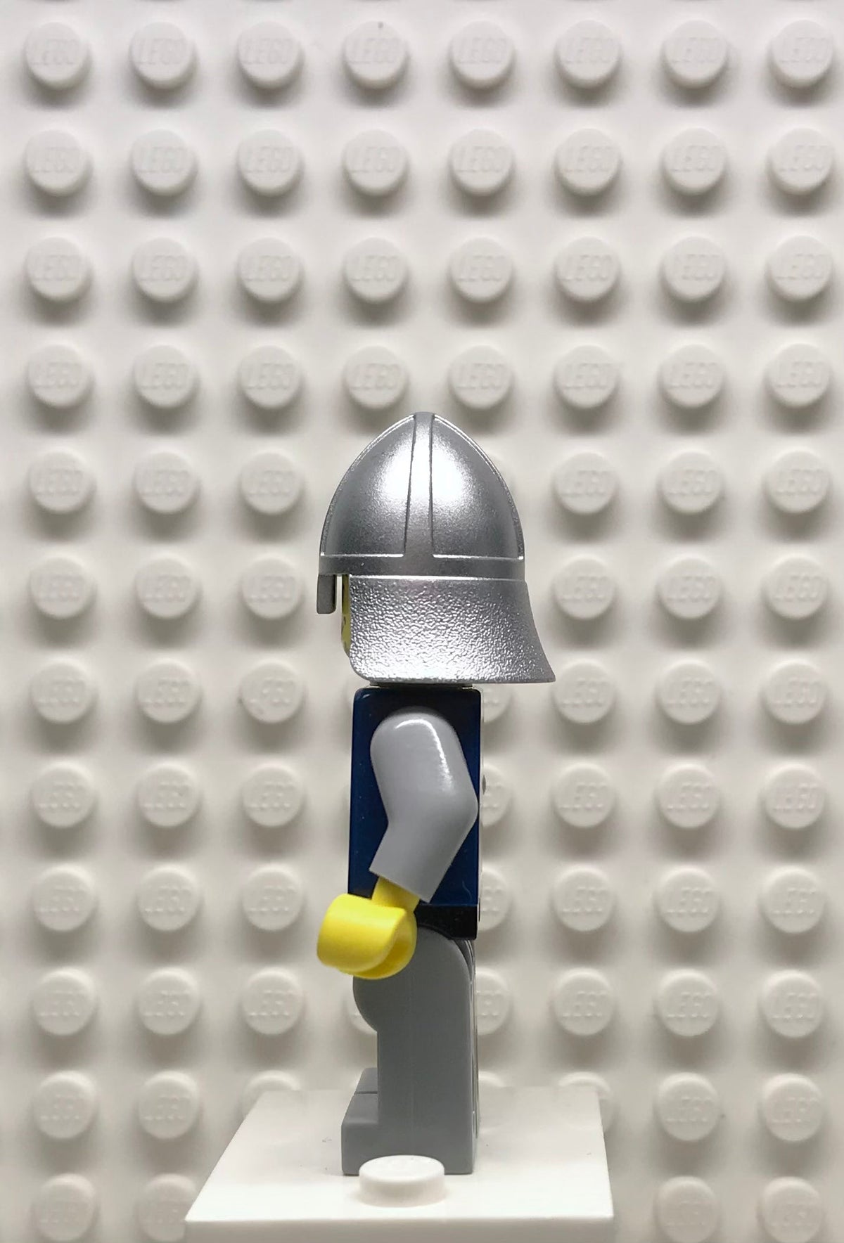 Fantasy Era, Crown Knight Scale Mail with Crown, Helmet with Neck Protector, Smirk and Stubble Beard, cas342