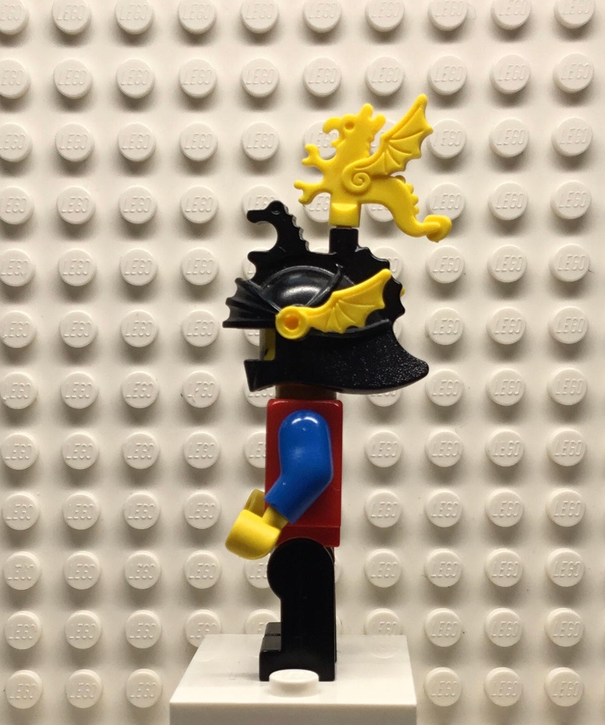 Dragon Knights, Knight 2, Black Legs with Red Hips, Black Dragon Helmet, Yellow Plumes, cas018