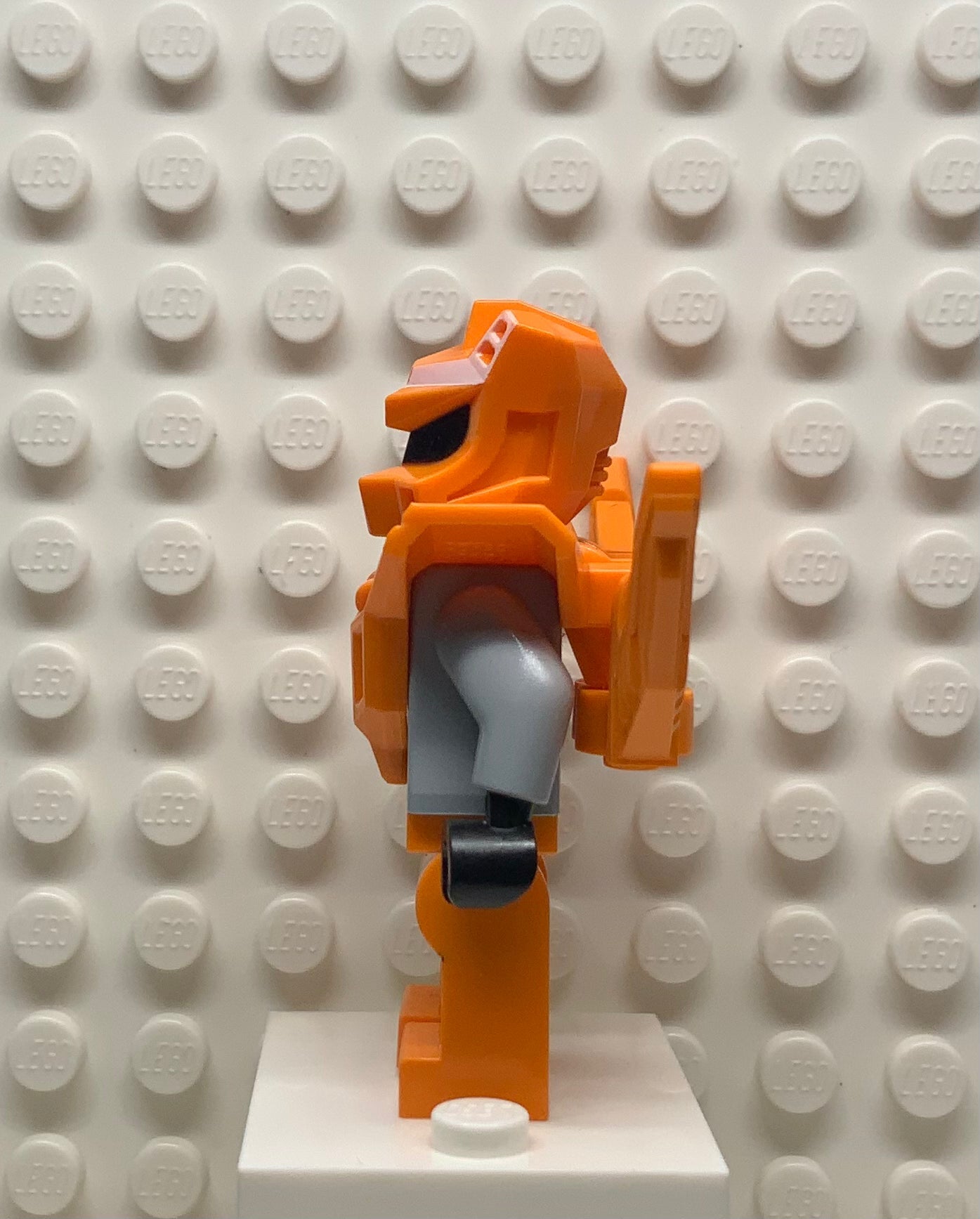 Orange Robot Sidekick, gs010