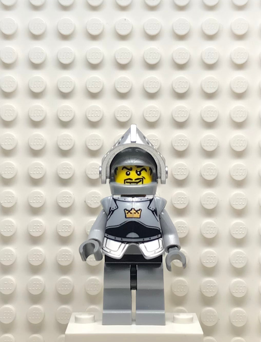 Fantasy Era, Crown Knight Plain with Breastplate, Helmet with Visor, Curly Eyebrows and Goatee, cas350