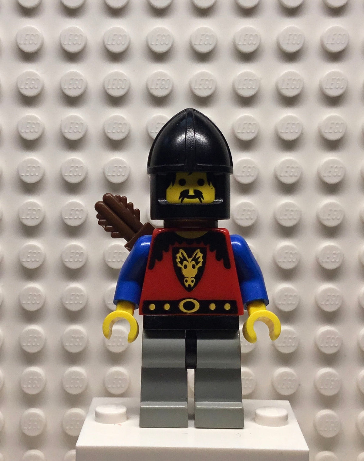 Dragon Knights, Knight 1, Light Gray Legs with Black Hips, Black Chin-Guard, Quiver. cas245