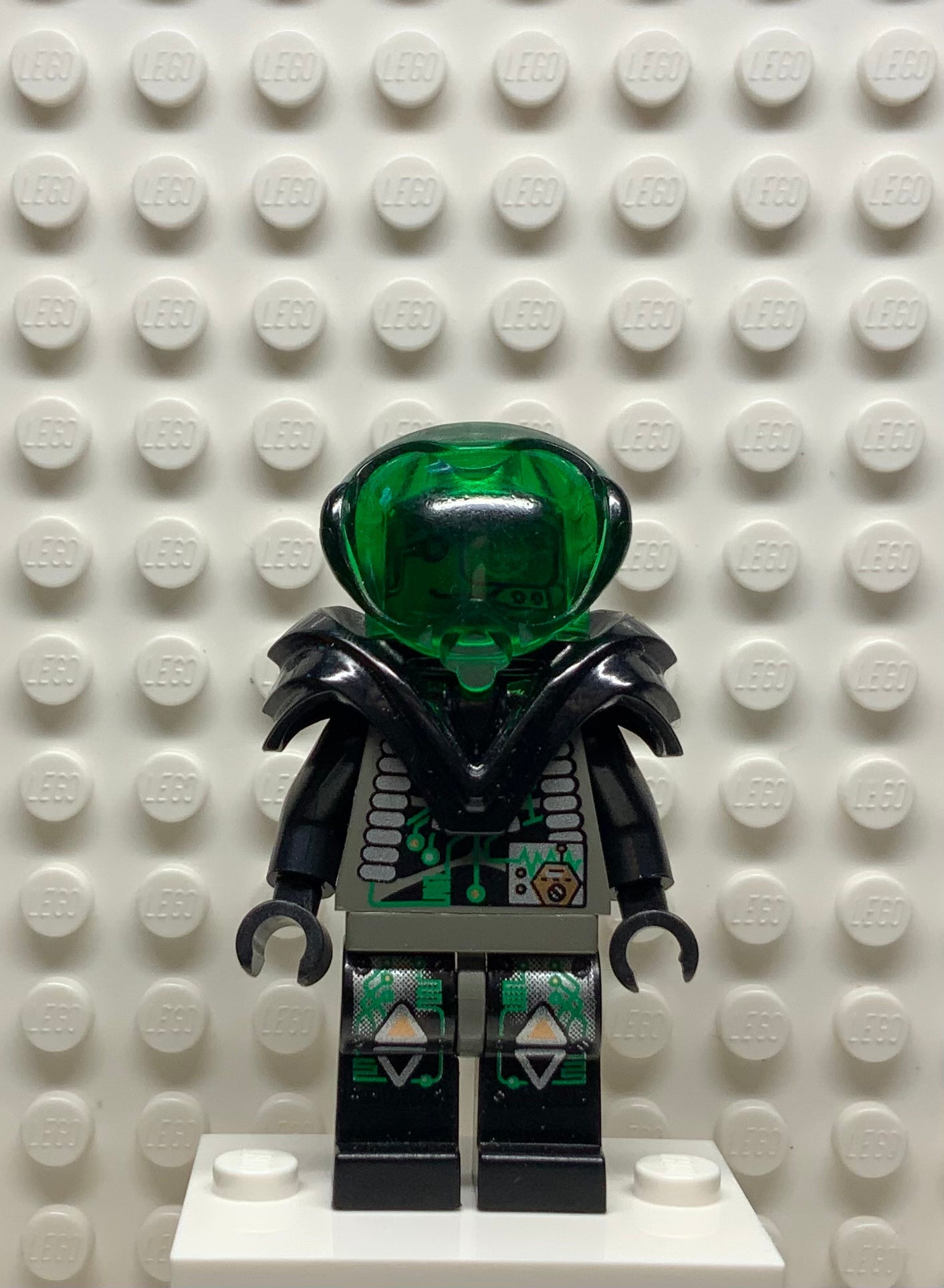 Insectoids Zotaxian Alien - Male, Gray and Black with Green Circuits and Silver Hoses, with Armor (Professor Webb / Locust), sp028