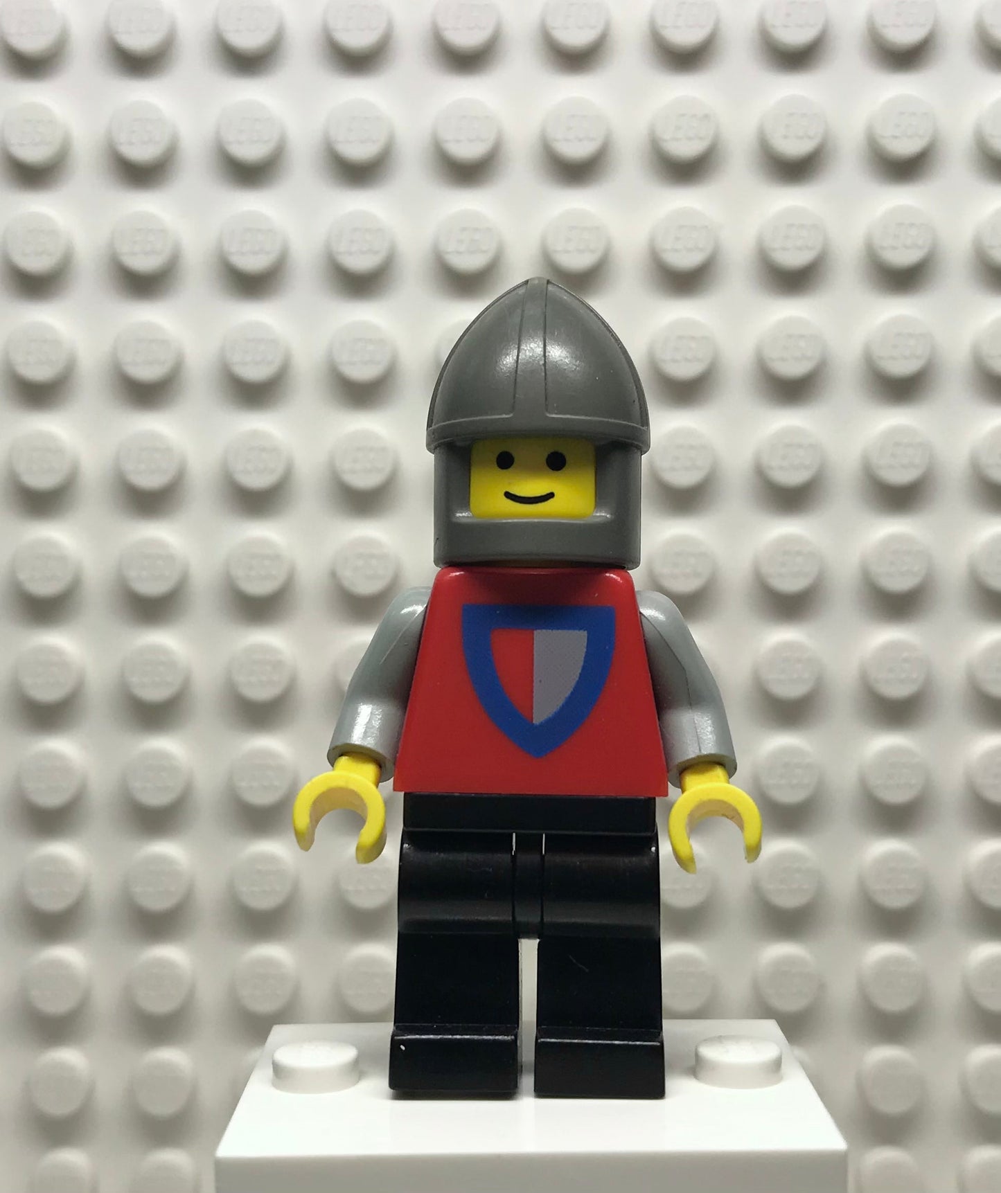Classic Knight, Shield Red/Gray, Black Legs, Dark Gray Chin-Guard, cas002