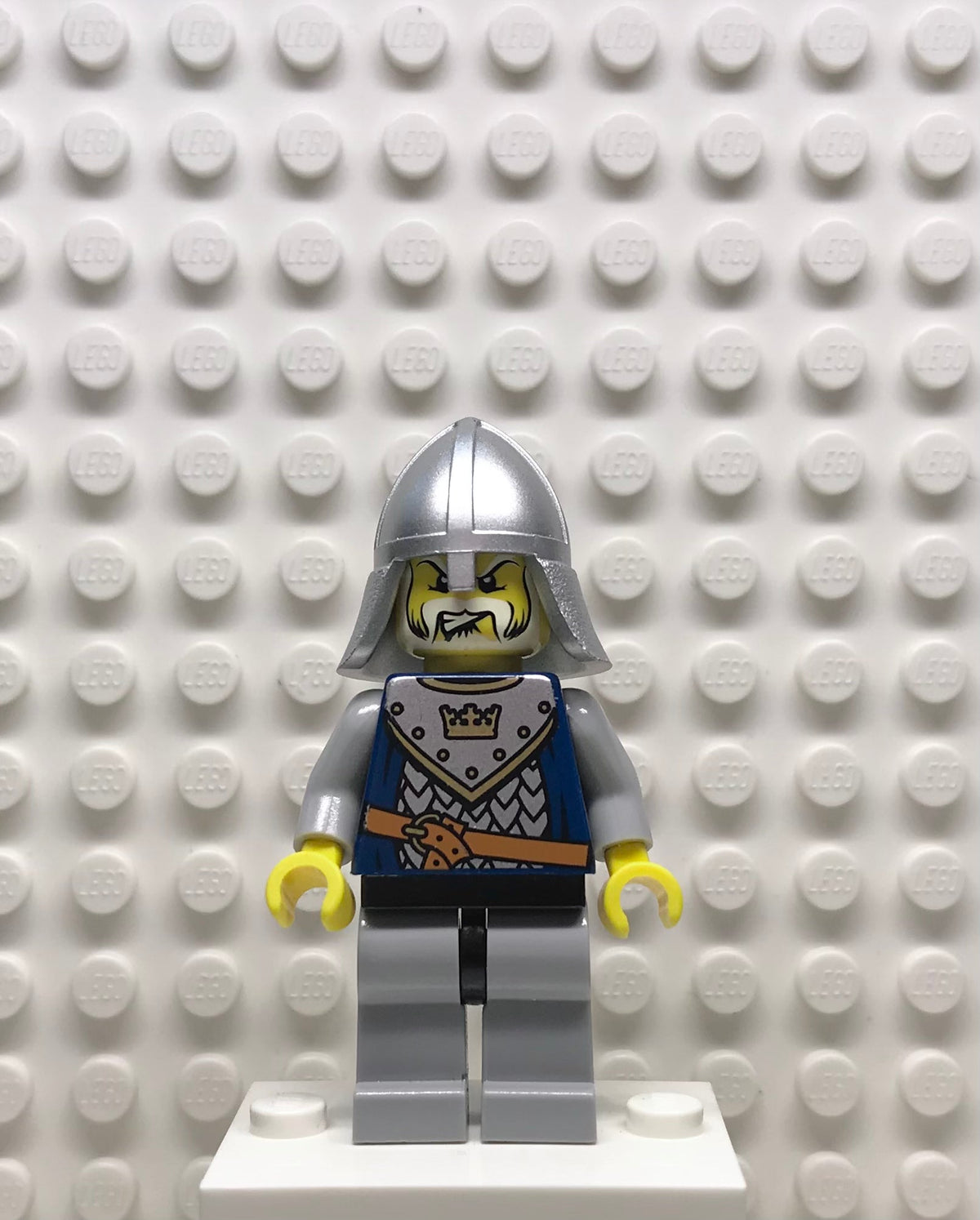 Fantasy Era, Crown Knight Scale Mail with Crown, Helmet with Neck Protector, White Moustache and Beard, cas343