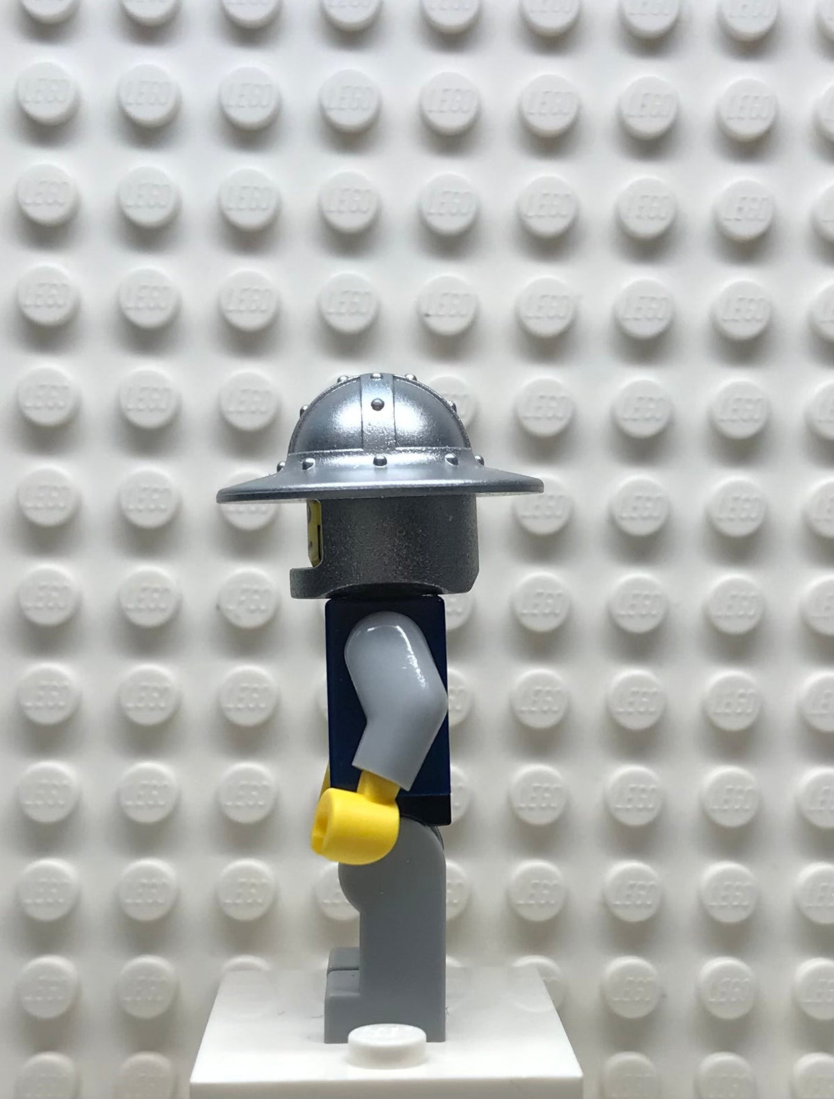 Fantasy Era, Crown Knight Quarters, Helmet with Broad Brim, Vertical Cheek Lines, cas426
