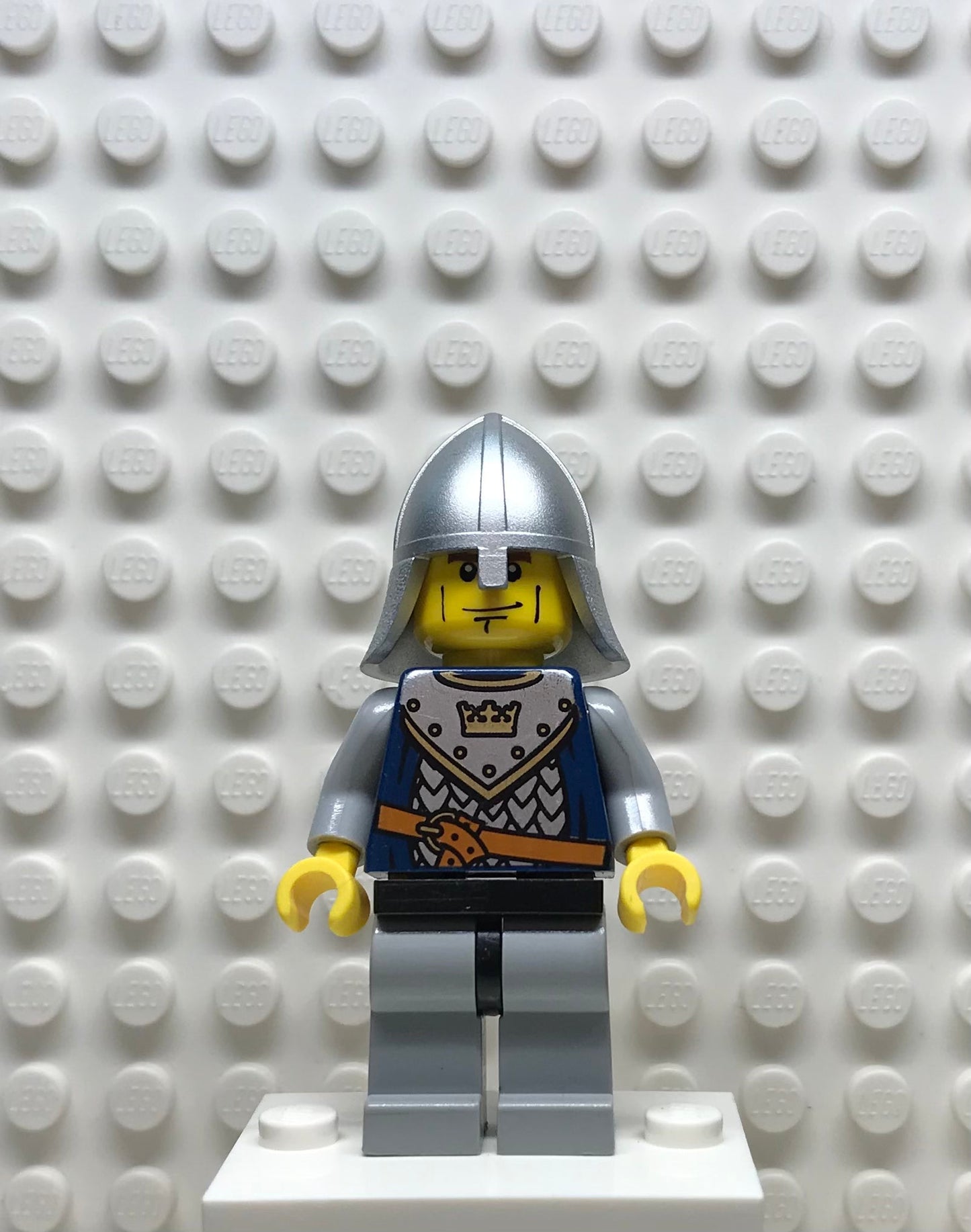 Fantasy Era, Crown Knight Scale Mail with Crown, Helmet with Neck Protector, Vertical Cheek Lines, cas339