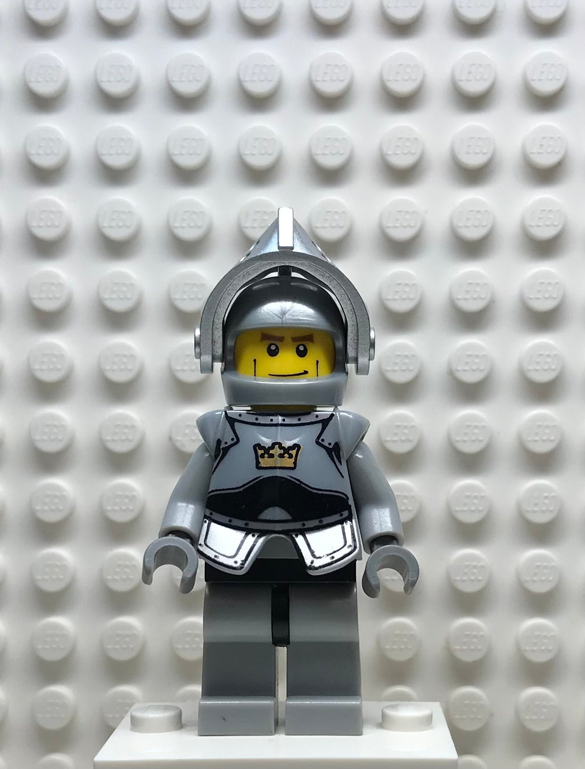 Fantasy Era, Crown Knight Plain with Breastplate, Helmet with Visor, Vertical Cheek Lines, cas379