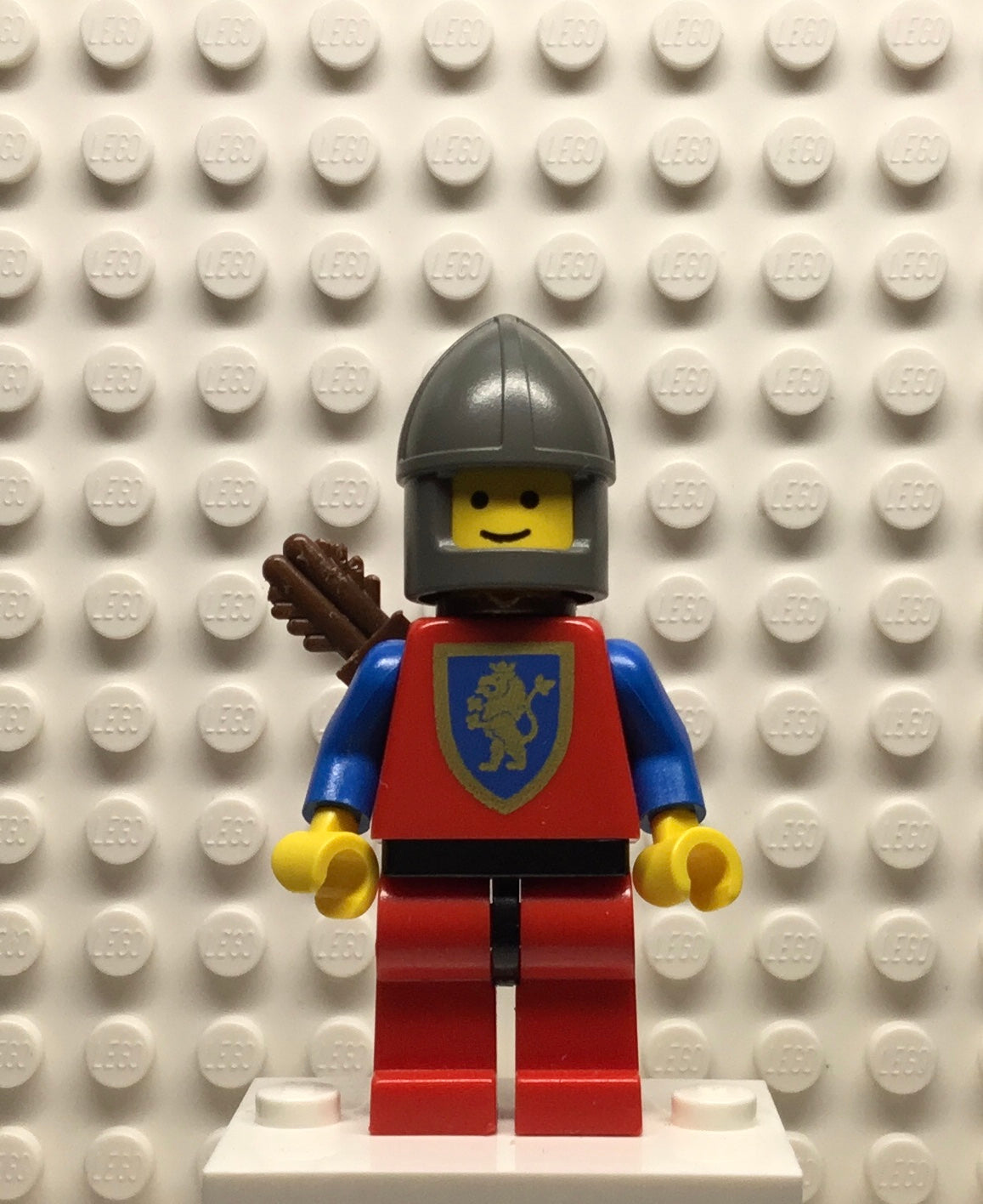 Crusader Lion - Red Legs with Black Hips, Dark Gray Chin-Guard, Quiver, cas119a
