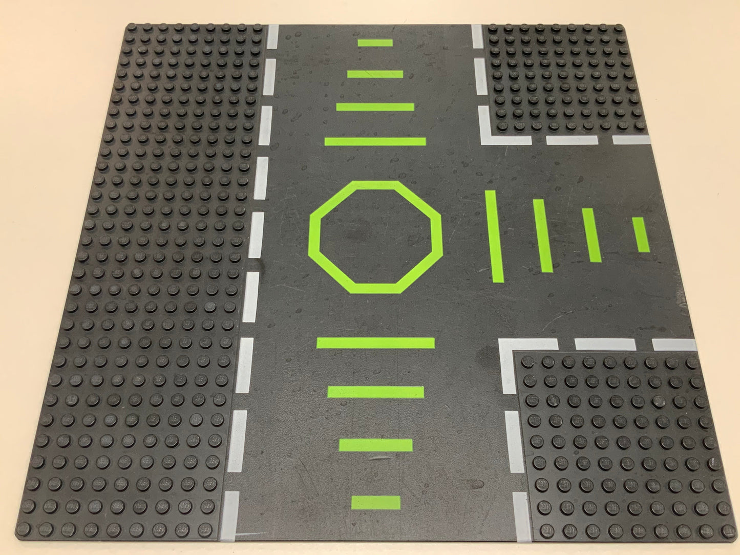 32x32 Road Baseplate 9-Stud T Intersection with Green Octagon Pattern, Part# 608p02