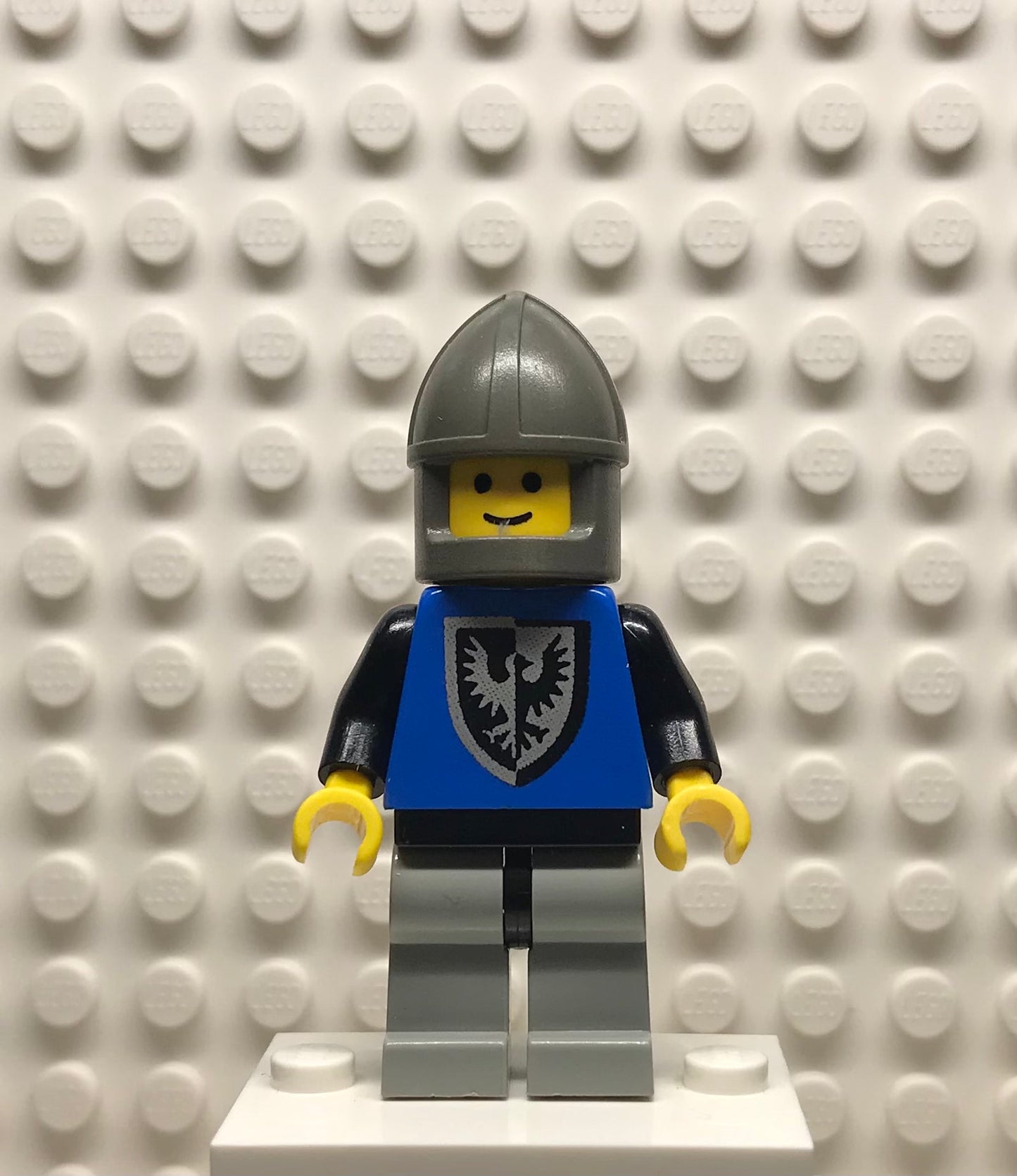 Black Falcon, Light Gray Legs with Black Hips, Dark Gray Chin-Guard, cas102