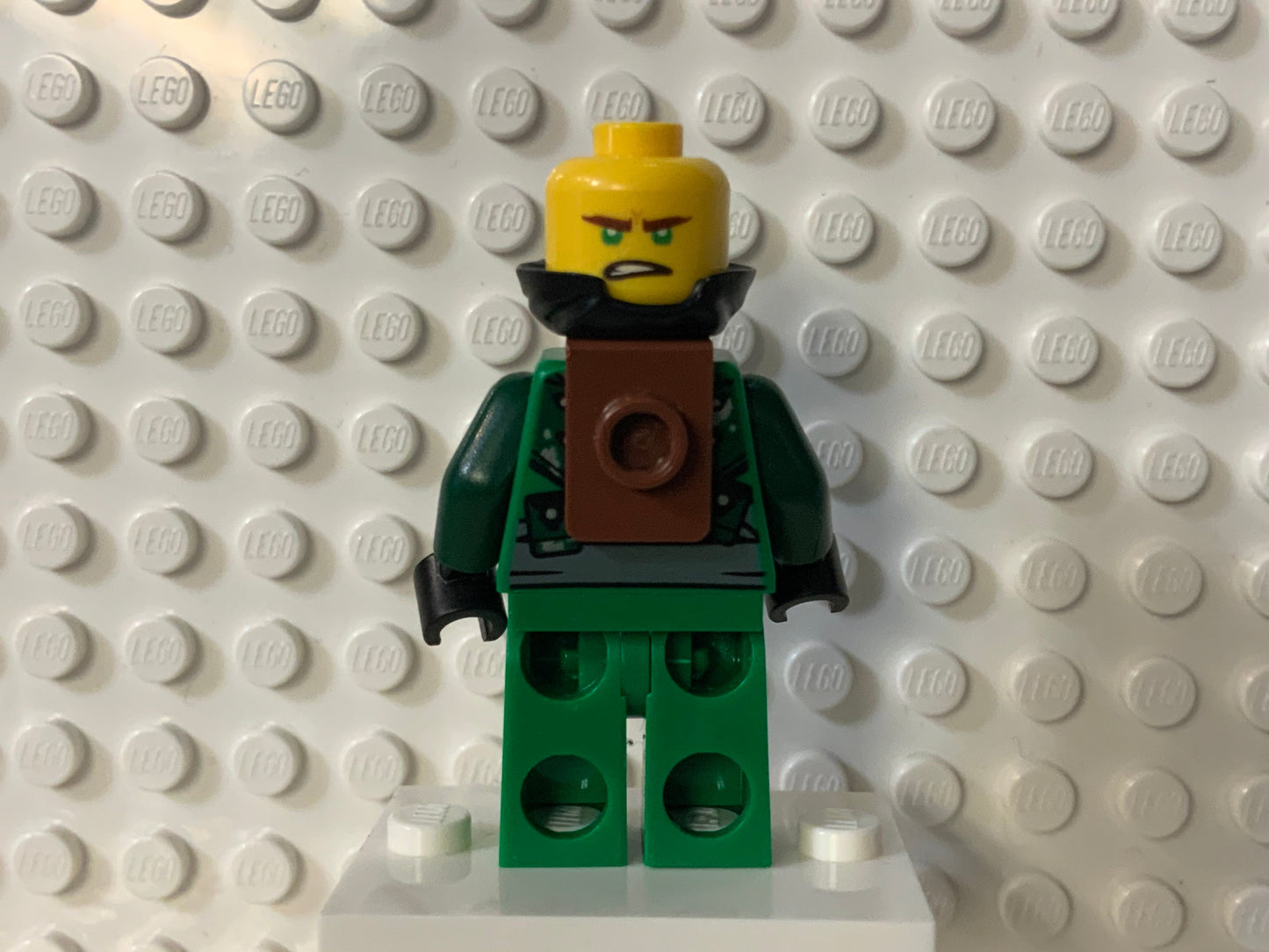 Lloyd - Hunted, Green Wrap and Neck Bracket, njo0481 - LEGO® Ninjago Minifigure