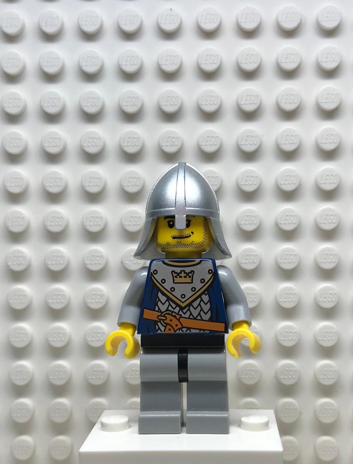 Fantasy Era, Crown Knight Scale Mail with Crown, Helmet with Neck Protector, Smirk and Stubble Beard, cas342