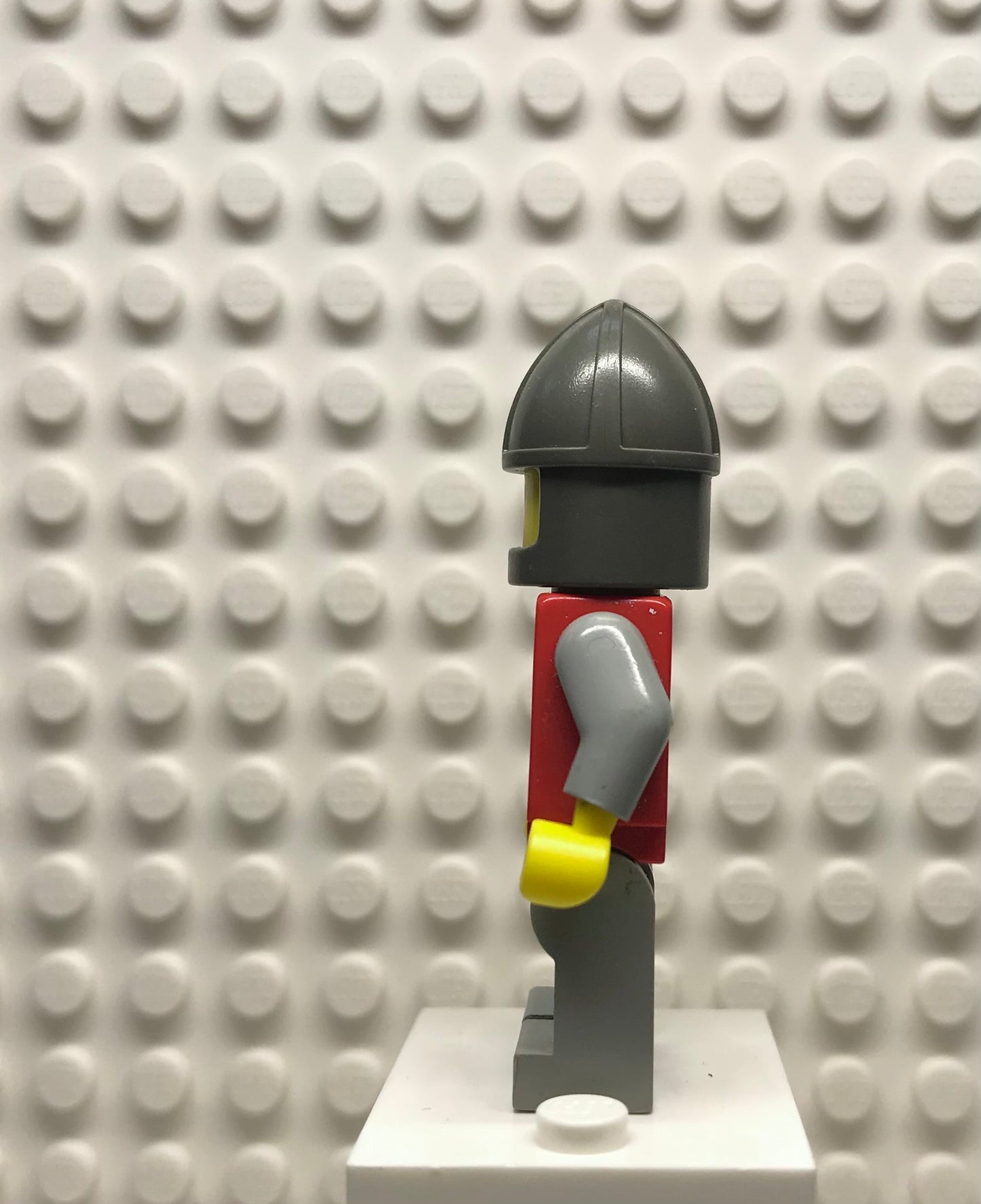 Classic Knight, Shield Red/Gray, Light Gray Legs with Red Hips, Dark Gray Chin-Guard, cas075