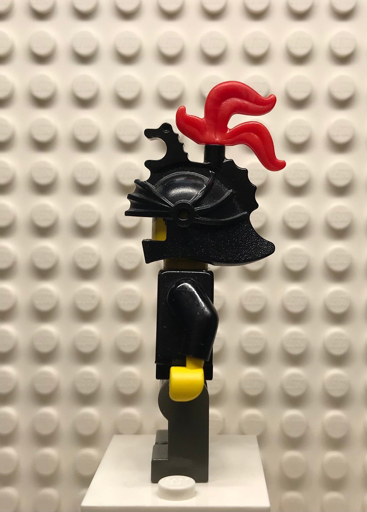 Fright Knights, Knight 1, Black Dragon Helmet, Red 3-Feather Plume, cas250
