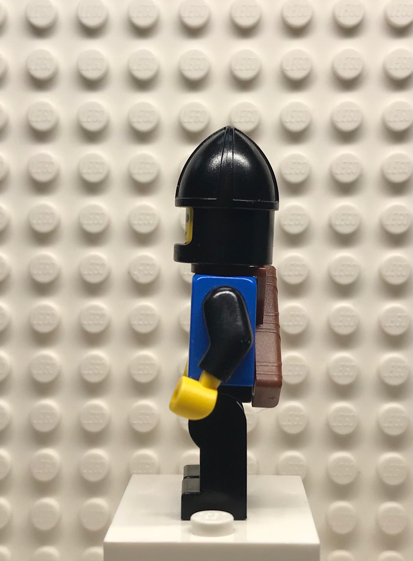 Black Falcon, Black Legs, Black Chin-Guard, Shield Bottom Round, Quiver, cas301