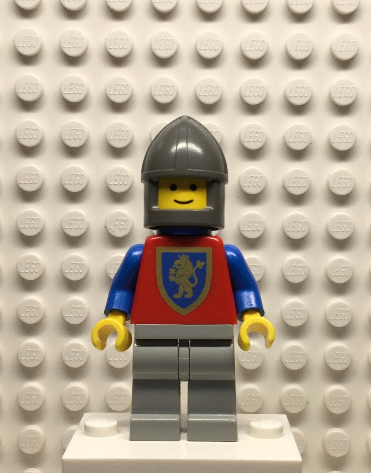 Crusader-Lion, Light Gray Legs, Dark Gray Chin-Guard, Blue Plastic Cape, cas116