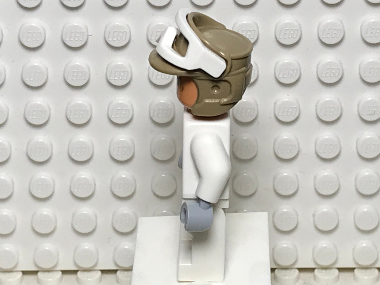 Hoth Rebel Trooper, White Uniform, Dark Tan Helmet, Female, sw1188